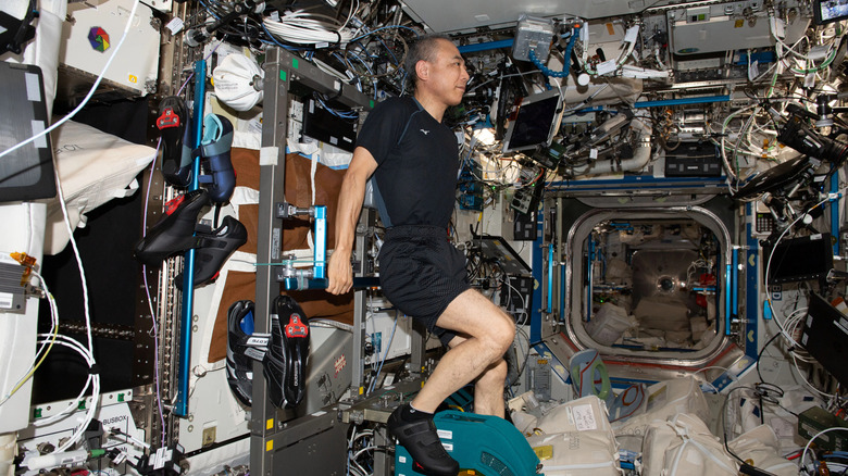 L'astronaute japonais Furukawa pédale sur un vélo alors qu'il est entouré d'équipements sur l'ISS