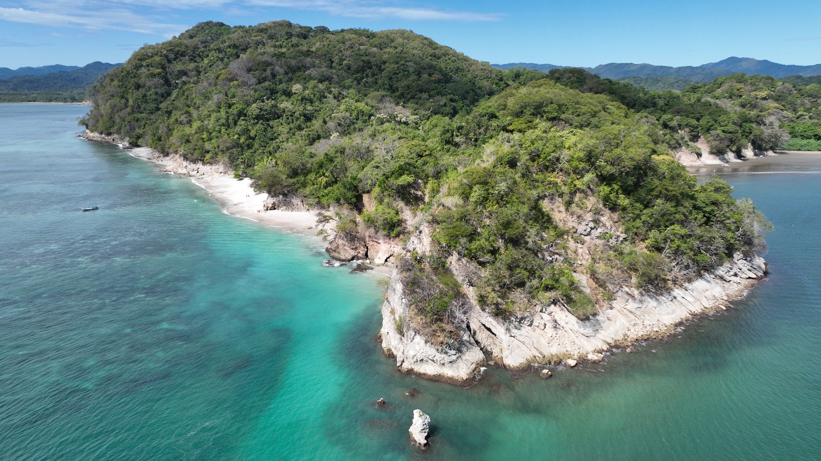 Une randonnée sur cette plage du Costa Rica récompense les visiteurs avec des eaux époustouflantes ressemblant à celles des Caraïbes