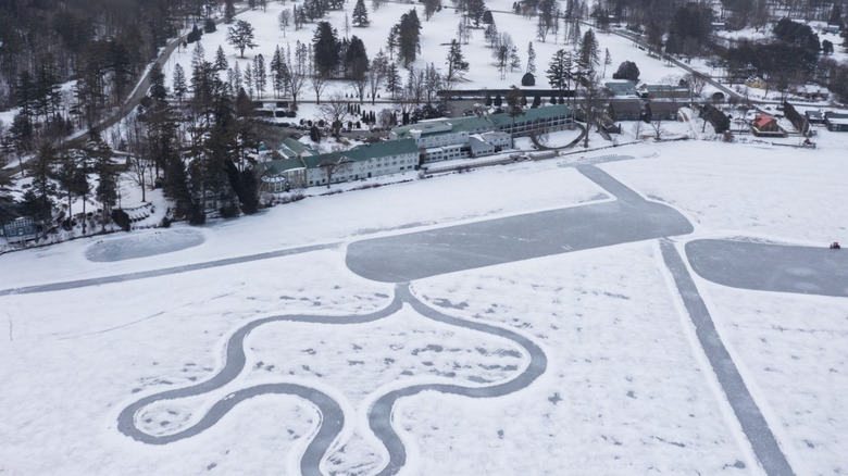 Lac gelé du Lake Morey Resort avec de plus petits essais de patinage sur glace à l'intérieur de la plus grande piste de patinage sur glace
