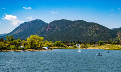 Entre Denver et Colorado Springs se trouve une ville lacustre pittoresque avec vue sur les montagnes Rocheuses