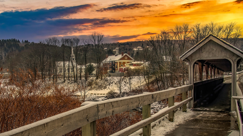 un pont couvert réservé aux piétons menant au centre historique de Stowe, dans le Vermont, pendant l'hiver