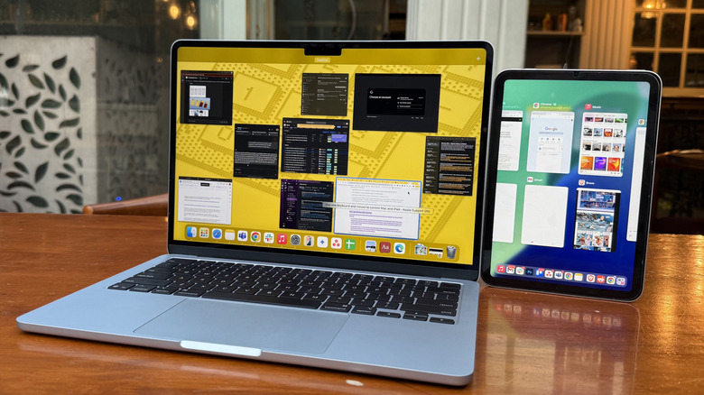 MacBook Air avec un iPad mini.