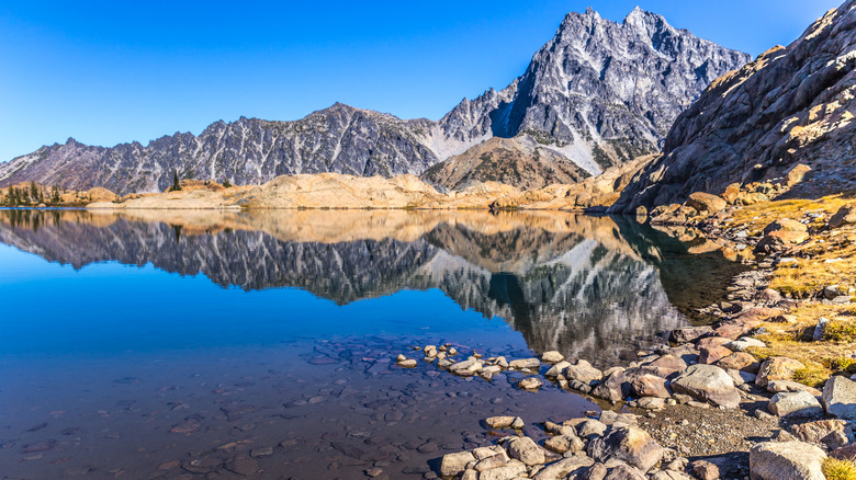 le bord du lac Ingalls avec ses eaux claires dans la chaîne des Cascades dans l'État de Washington