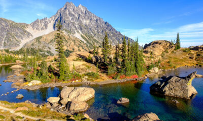 Ce lac pittoresque de Washington offre des sentiers de randonnée difficiles avec des vues panoramiques