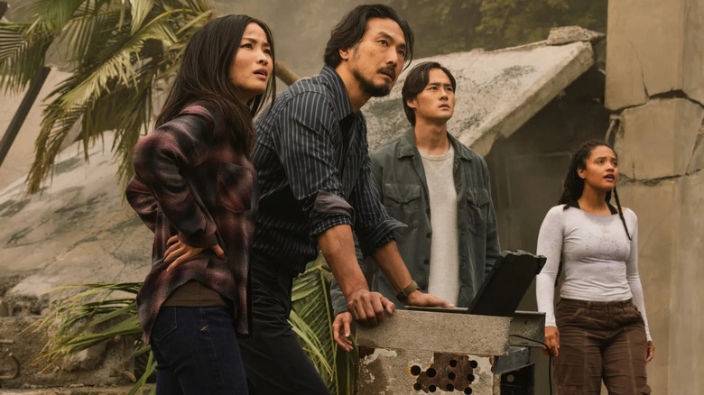 Cate, Hiroshi, Kentaro et May se préparent à ouvrir la porte vers un autre royaume dans Monarch : Legacy of Monsters.