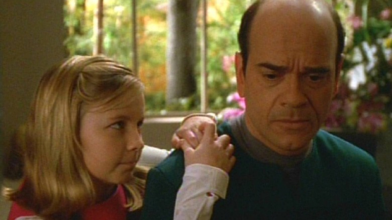 Robert Picardo dans le rôle du Docteur assis à côté de Lindsey Haun dans le rôle de Belle dans une pièce ensoleillée dans Star Trek : Voyager