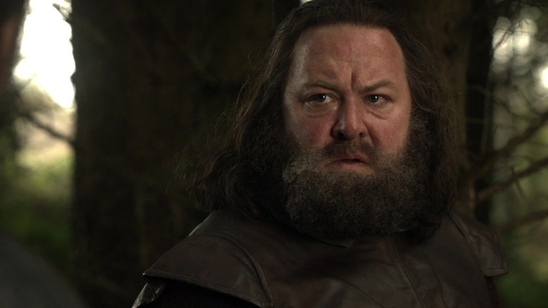 Robert Baratheon en colère dans une forêt dans Game of Thrones