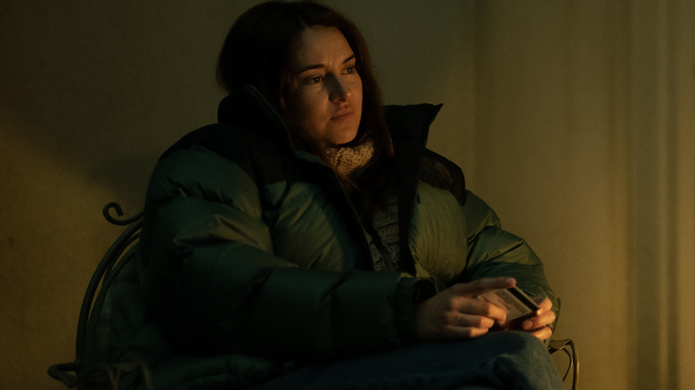 Shailene Woodley dans le rôle d'Annie emmitouflée dans une parka et assise sur une chaise dans Paradise saison 2