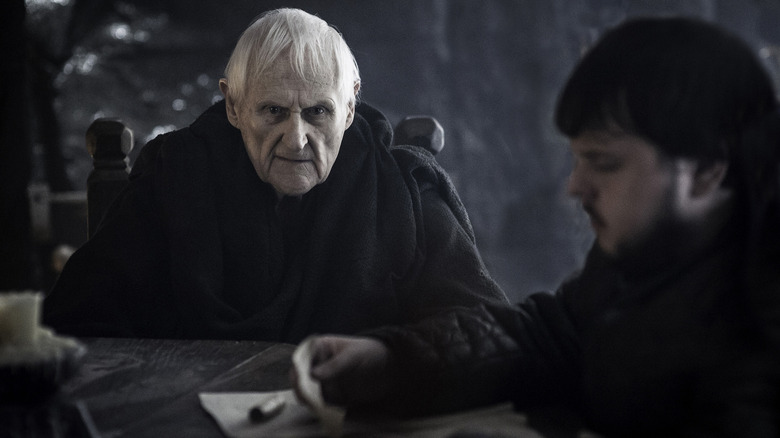 Peter Vaughan dans le rôle d'Aemon Targaryen assis à une table à côté de John Bradley dans le rôle de Samwell Tarly dans Game of Thrones