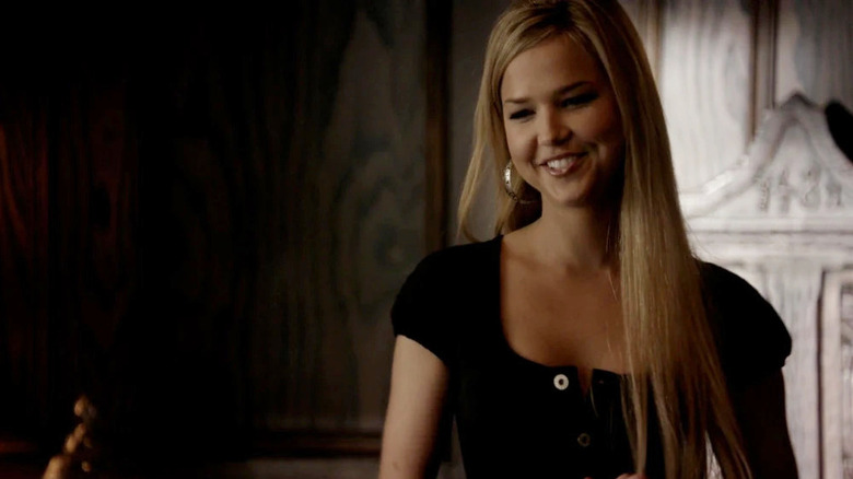 Lexi Branson d'Arielle Kebbel souriante dans The Vampire Diaries