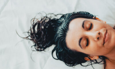 Vous êtes prévenu : dormir avec les cheveux mouillés pourrait être une mauvaise idée