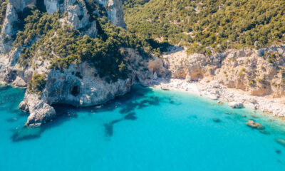 La plus belle plage du monde est cette beauté cristalline et impressionnante en Sardaigne, en Italie