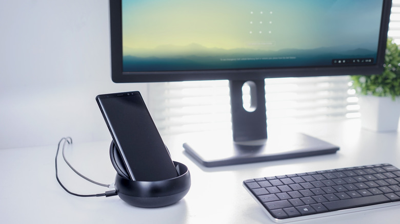 Téléphone Samsung en mode DeX connecté à un moniteur et un clavier