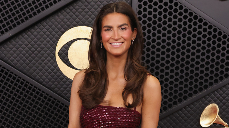 Kaitlan Collins posant aux Grammy Awards 2026 en portant une robe bustier