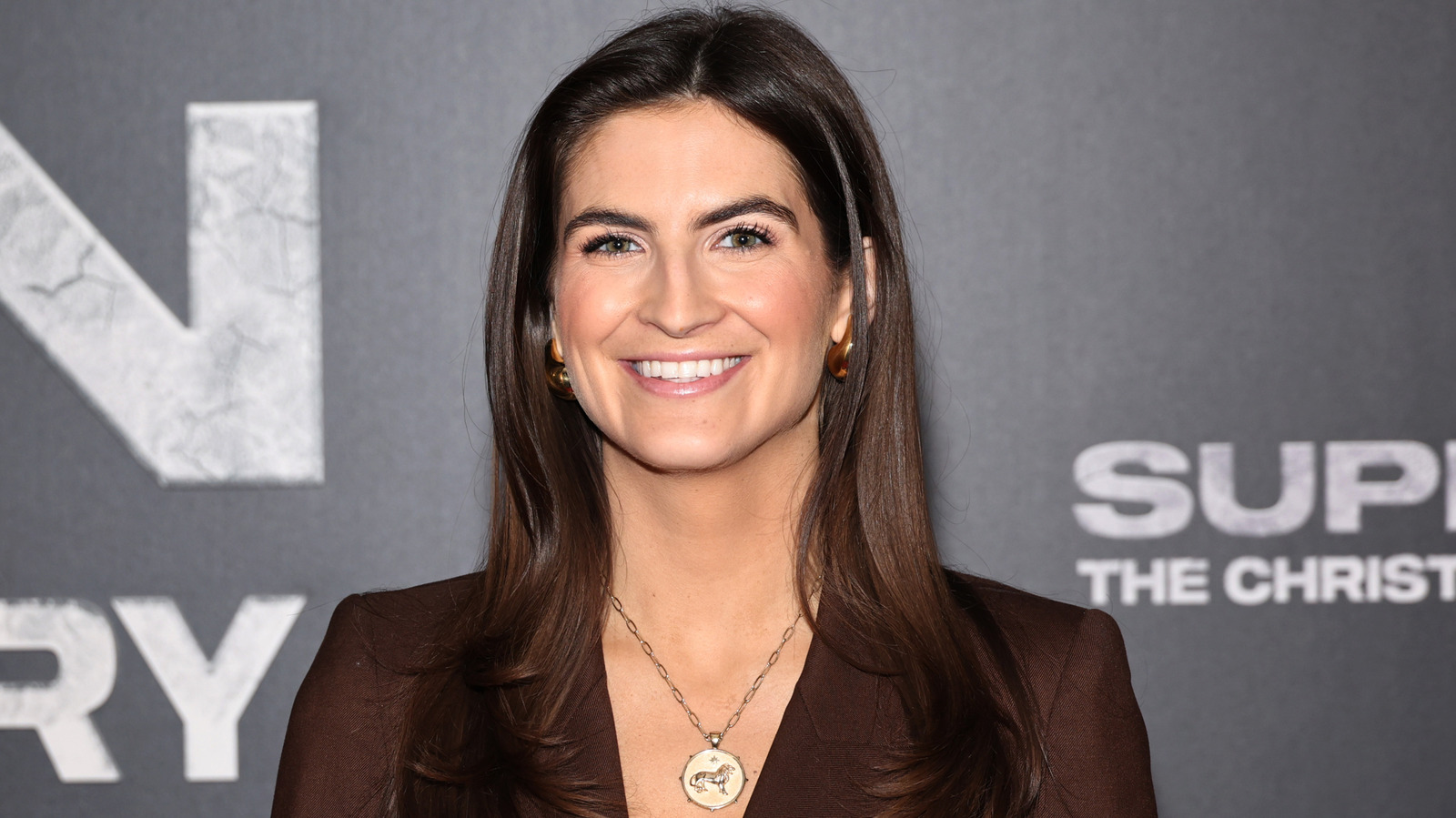 La présentatrice de CNN, Kaitlan Collins, a connu une transformation de visage qui fait tourner les têtes