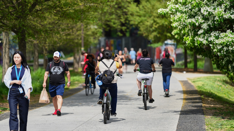 Cyclistes et marcheurs sur la Beltline d'Atlanta à Piedmont Park, Atlanta.