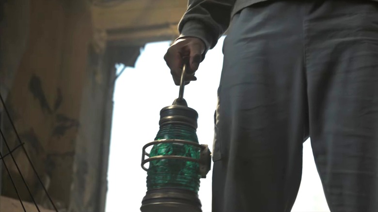 Aaron Pierre dans le rôle de John Stewart tenant une batterie électrique dans Lanterns