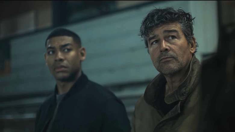 Aaron Pierre dans le rôle de John Stewart et Kyle Chandler dans le rôle de Hal Jordan assis dans les gradins de Lanterns
