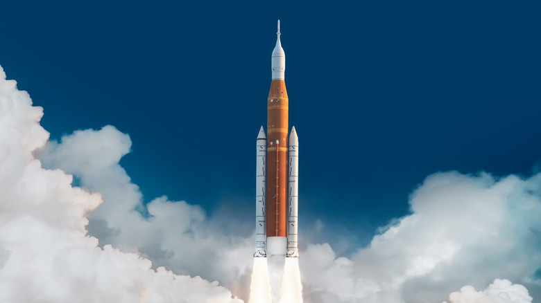 La fusée Artemis Space Launch System (SLS) s'élève dans le ciel