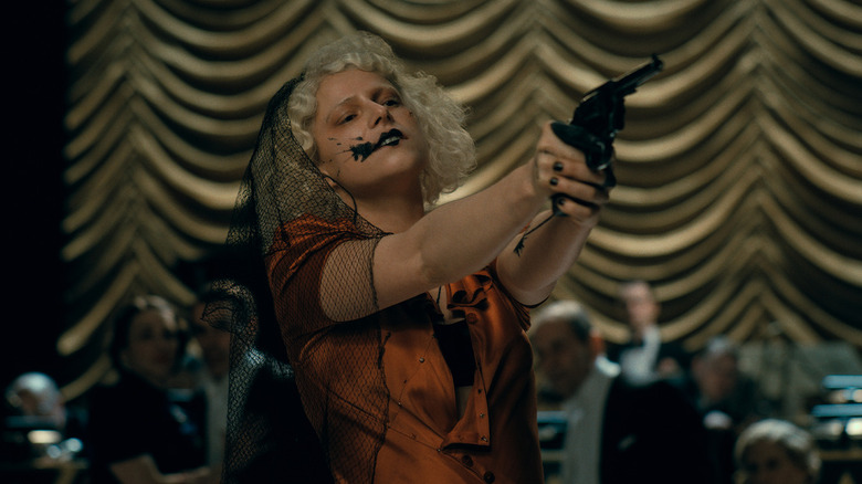 La Mariée ! tenant une arme à feu au milieu d'une fête