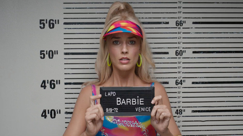 Barbie posant au commissariat de police dans Barbie