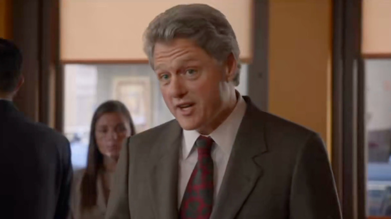 Une étrange vallée Bill Clinton rend visite à Dunkin dans Ted