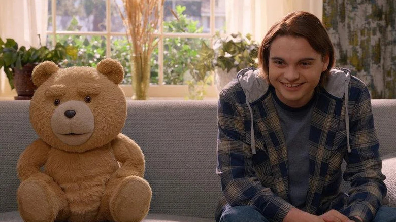 Ted et John rient dans Ted