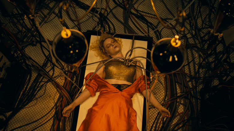 La Mariée sur une civière, sur le point de ressusciter dans La Mariée !