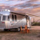 Ce modèle rétro Airstream est un choix charmant pour le camping en camping-car dans le luxe du milieu du siècle