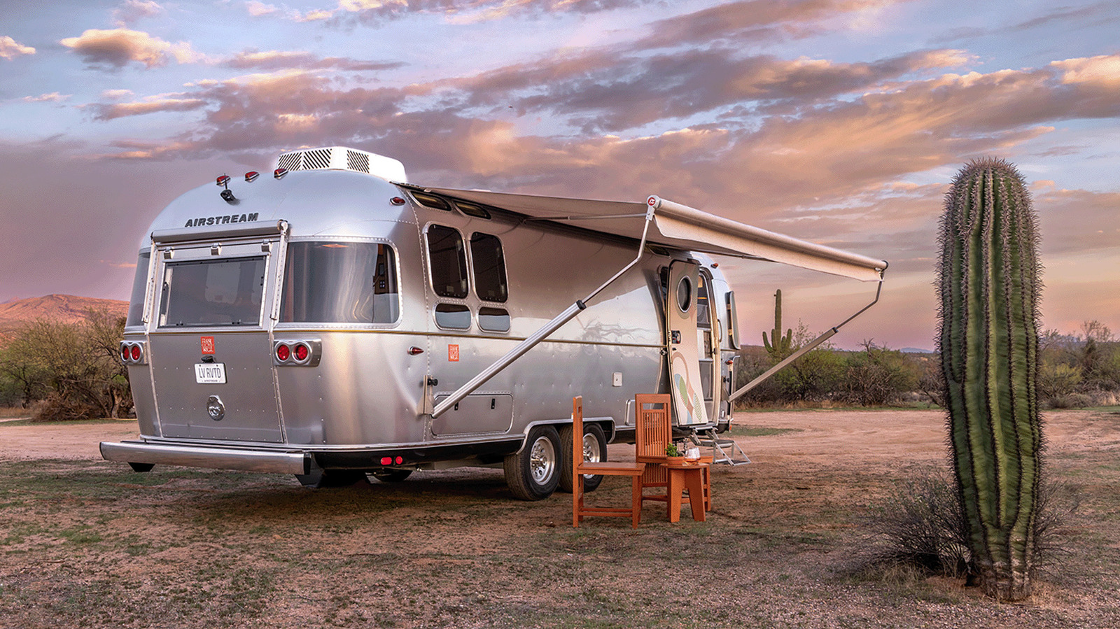 Ce modèle rétro Airstream est un choix charmant pour le camping en camping-car dans le luxe du milieu du siècle