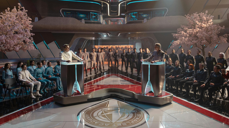 Star Trek : Starfleet Academy - Le président de Betazoid Emerin Sadal et l'amiral de Starfleet Charles Vance sur les podiums opposés