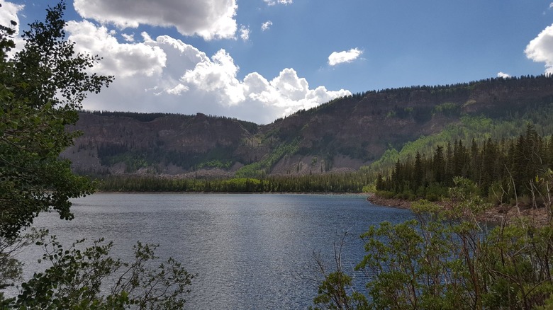 le premier aperçu de Blind Lake après une randonnée sur Boulder Mountain dans la forêt nationale de Dixie dans l'Utah