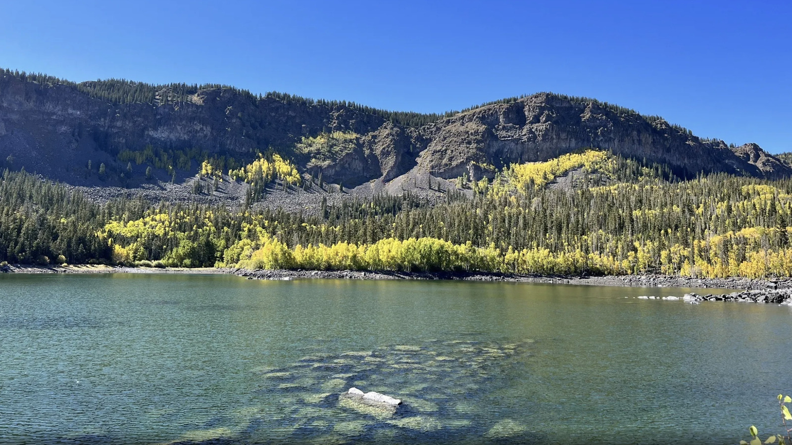 Boulder Mountain, dans l'Utah, abrite un lac magnifique avec une boucle de randonnée pittoresque