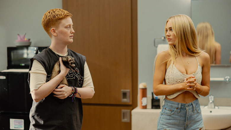 Paigyn Meester de Bobbi Salvör Menuez tenant un furet et regardant Ainsley Norris de Michelle Randolph