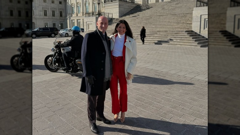 Stephen Miller souriant à côté de Katie Miller en posant dehors