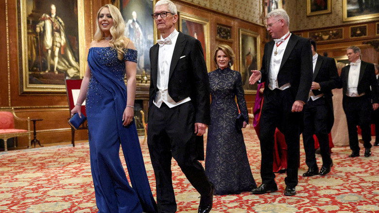 Tiffany Trump sourit alors qu'elle marche aux côtés du PDG d'Apple, Tim Cook, au château de Windsor
