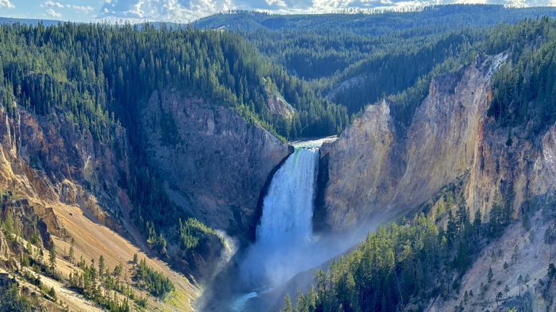 Vue paysage des chutes inférieures de Yellowstone dans le Grand Canyon du parc national de Yellowstone