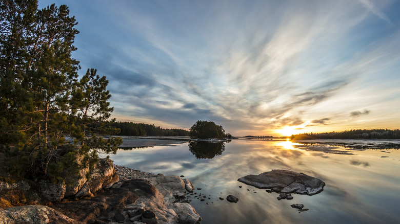 Le coucher de soleil au bord des eaux du parc national des Voyageurs
