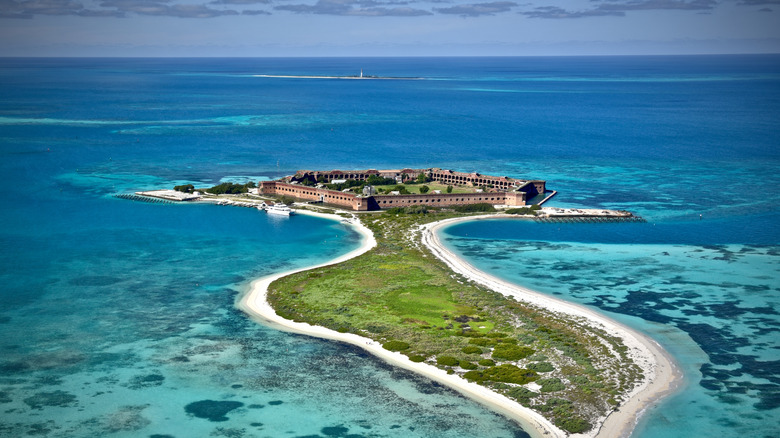 Fort Jefferson sur une île entourée d'eau turquoise dans le parc national Dry Tortugas