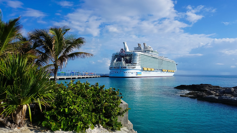 Un bateau de croisière au port dans les Caraïbes.