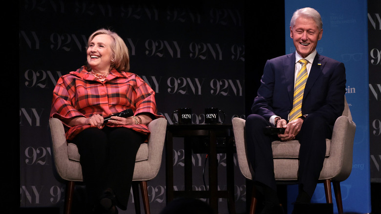 Hillary Clinton et Bill Clinton rient