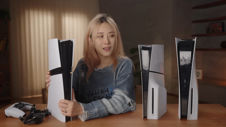 Personnalité YouTube 小宁子 XNZ montrant une PS5, une PS5 Slim et une PS5 Pro sur son bureau