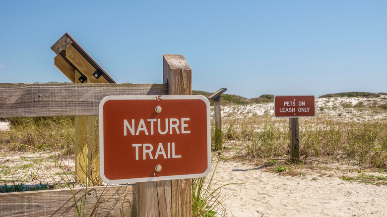 Deux panneaux au début du sentier, parc national de Grayton Beach, Floride