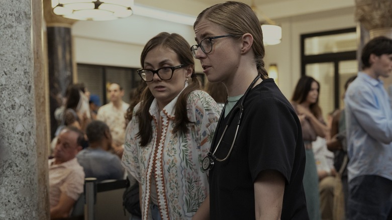 Mel conduit Becca à travers la salle d'attente des urgences sur The Pitt.