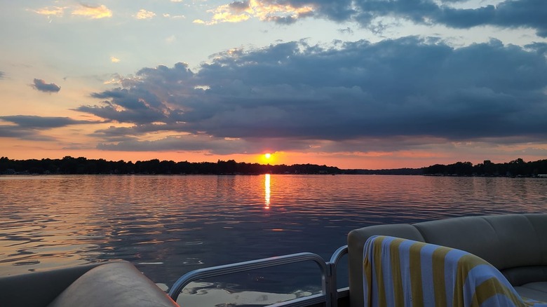 Navigation de plaisance au coucher du soleil sur le lac Tippecanoe, dans le comté de Kosciusko, dans le nord de l'Indiana.