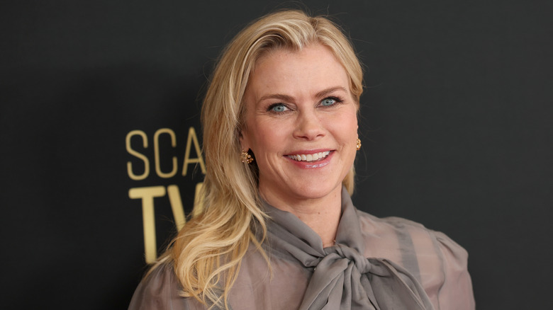 Alison Sweeney souriante dans un haut gris