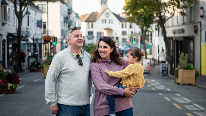 Une famille se promenant à Dublin.