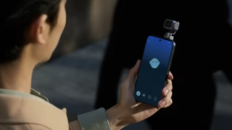 un homme parle à l'IA de son téléphone robot d'honneur