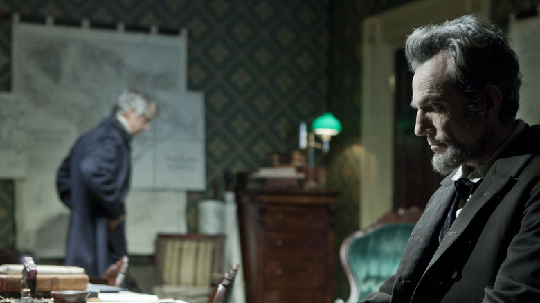 Daniel Day Lewis dans le rôle d'Abraham Lincoln, regardant son bureau à Lincoln