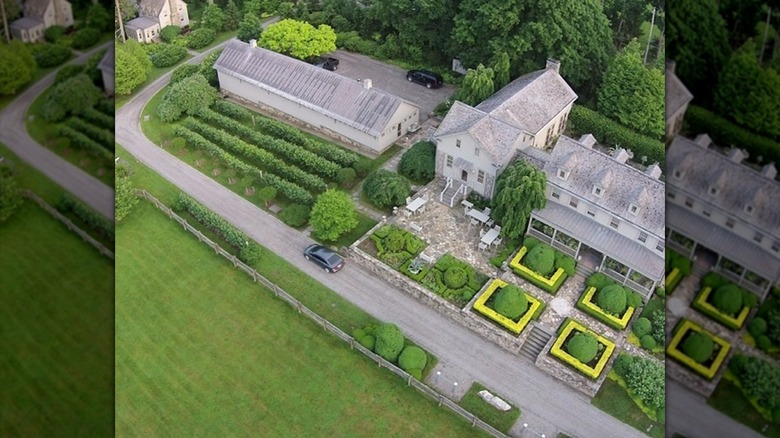 Une vue aérienne de la ferme new-yorkaise de Martha Stewart, de sa serre et de ses jardins verts environnants
